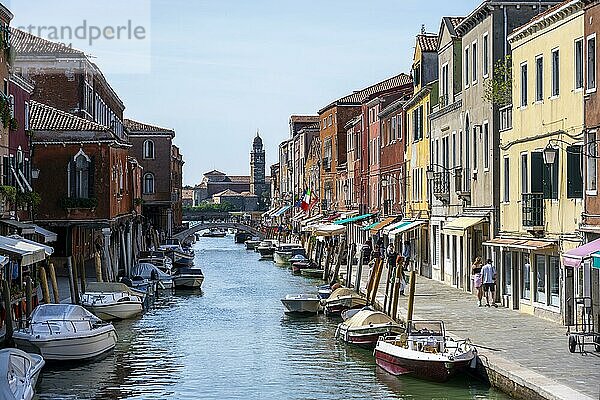 Häuser und Boote am Kanal von Murano  Insel Murano  Venedig  Venetien  Italien  Europa