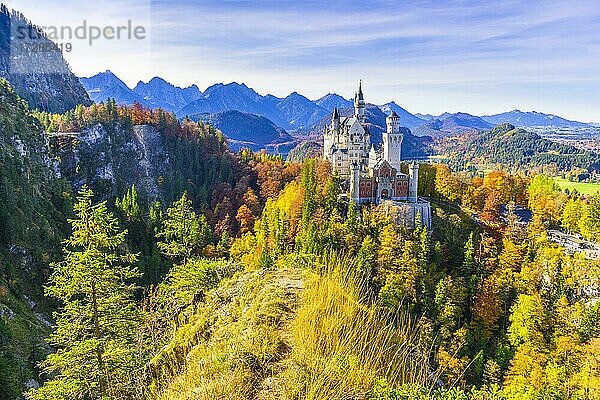 Schloss Neuschwanstein im Herbst  bei Schwangau  Ostallgäu  Allgäu  Schwaben  Bayern  Deutschland  Europa