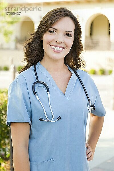 Stolze attraktive junge erwachsene Frau  Ärztin oder Krankenschwester Porträt außerhalb