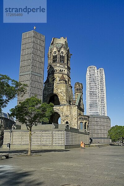 Kaiser-Wilhelm-Gedächtniskirche und Upper West Hochhaus  Berlin  Deutschland  Europa