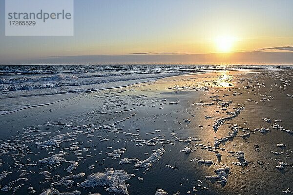 Sonnenaufgang am Strand von Spiekeroog  Ostfriesische Insel  Ostfriesland  Niedersachsen  Deutschland  Europa