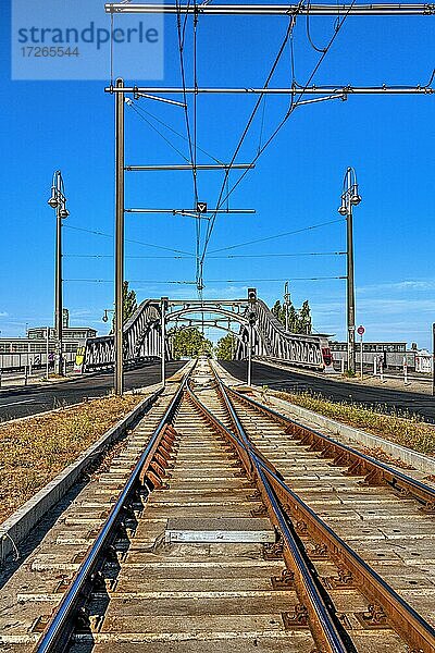 Schienen der Tram auf der Bornholmer Brücke  Berlin  Berlin  Deutschland  Europa