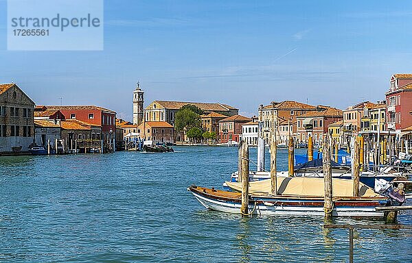 Bunte Häuser und Boote am einem Kanal von Murano  Insel Murano  Venedig  Venetien  Italien  Europa