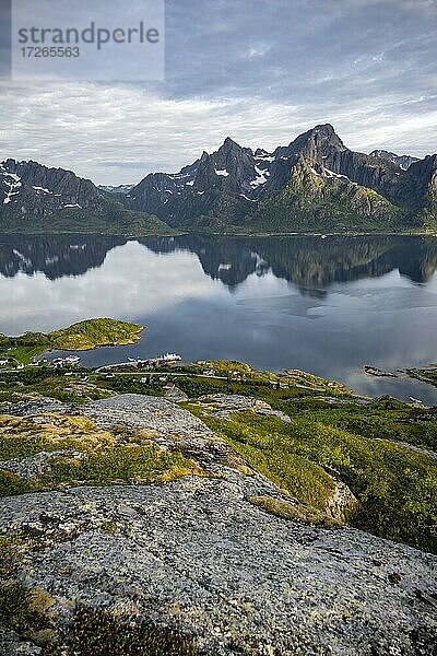 Bergpanorama  Fjord Raftsund und Berge  Blick vom Gipfel des Keiservarden oder Digermulkollen  Vesterålen  Norwegen  Europa