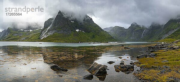 Küste am Fjorsfjorden  Fjord und Berge  Vinstadt  Lofoten  Nordland  Norwegen  Europa