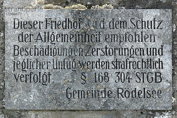 Schild am alten Jüdischen Friedhof in Rödelsee  Unterfranken  Bayern  Deutschland  Europa