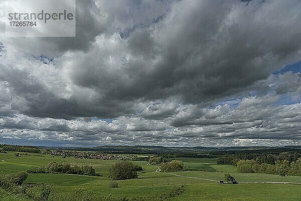 Fränkische (Nimbostratus) Landschaft mit Regenwolken  Bayern  Deutschland  Europa