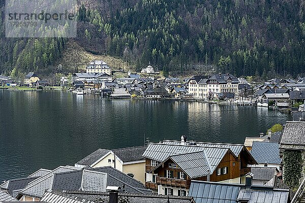 Blick über die Dächer vom UNESCO Welterbe Hallstatt am Hallstätter See  Salzkammergut  Oberösterreich  Österreich  Europa