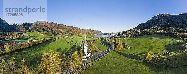 Luftaufnahme  Blick über den Schliersee  mit Kirche St. Leonhard  Fischhausen  Oberbayern  Bayern  Deutschland  Europa