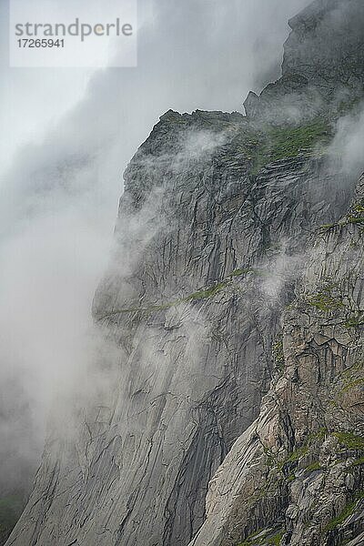 Ausblick vom Helvetestinden auf Felswand von Berg Storskiva  Lofoten  Nordland  Norwegen  Europa