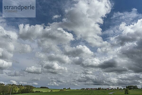 Fränkisches Dorf mit Wolkenhimmel  Bayern  Deutschland  Europa