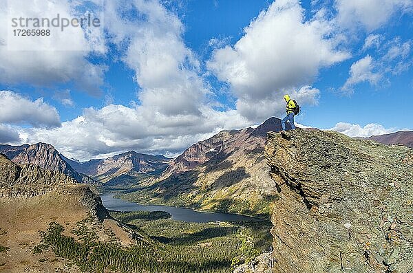 Wanderer steht auf Felsvorsprung  Ausblick auf den Two Medicine Lake  Berggipfel Rising Wolf Mountain und Sinopah Mountain  Wanderweg zum Scenic Point  Glacier National Park  Montana  USA  Nordamerika