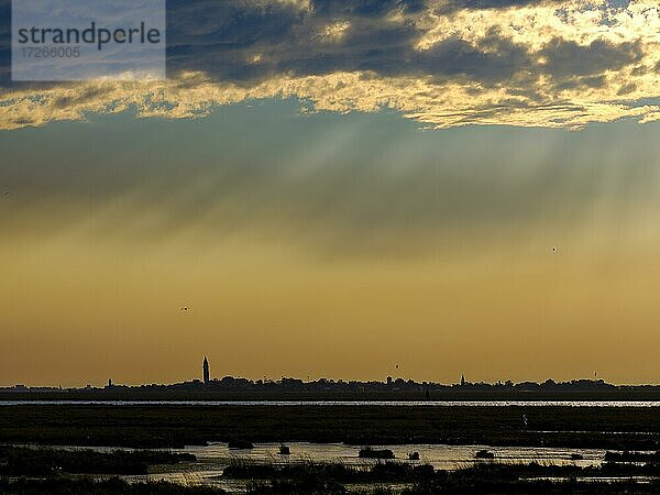 Dramatische Wolkenstimmung über der Lagune von Venedig  Cavallino Treporti  Veneto  Italien  Europa