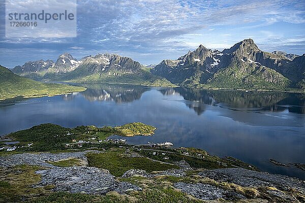 Bergpanorama  Fjord Raftsund und Berge  Blick vom Gipfel des Keiservarden oder Digermulkollen  Vesterålen  Norwegen  Europa