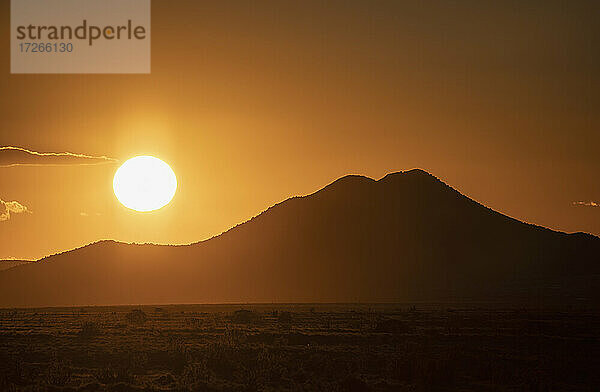 USA  New Mexico  Santa Fe  Sonnenuntergang über Cerrillos Hills State Park