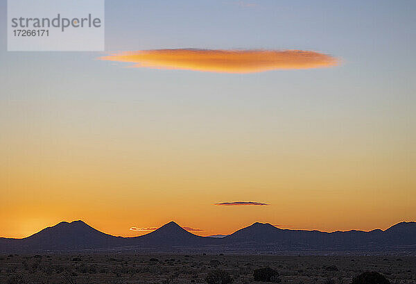 USA  New Mexico  Santa Fe  Linsenförmige Wolke über Cerrillos Hills State Park bei Sonnenuntergang