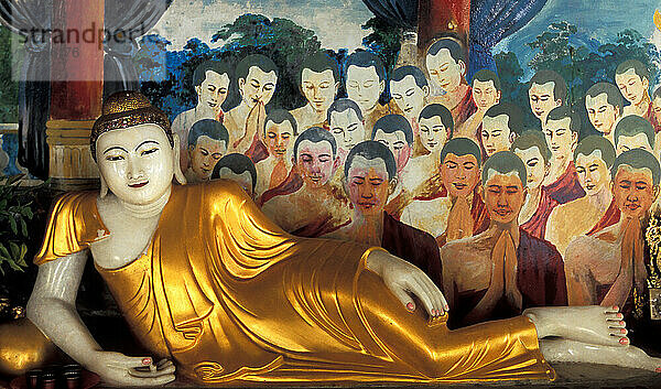 Myanmar  Mandalay  Liegende Buddha-Statue und Gemälde im buddhistischen Tempel