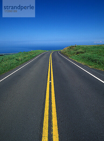 USA  Hawaii  Big Island  Leere Straße nahe Meeresküste