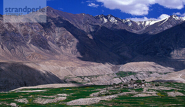 Indien  Ladakh  Leh District  Lamayuru  Berglandschaft im Himalaya mit buddhistischem Lamayuru-Kloster im Tal