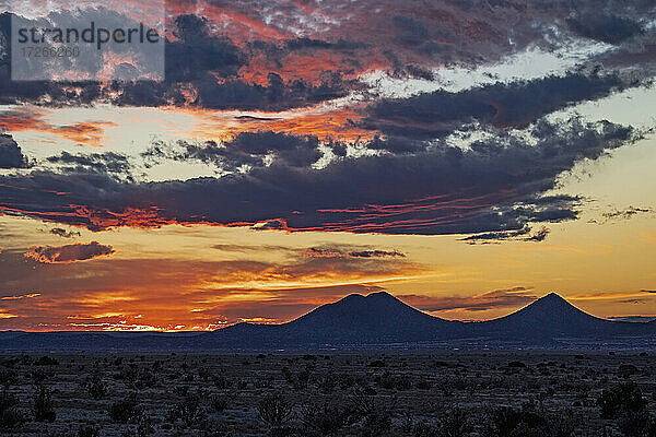 USA  New Mexico  Santa Fe  Bewölkter Himmel über Wüstenlandschaft bei Sonnenuntergang