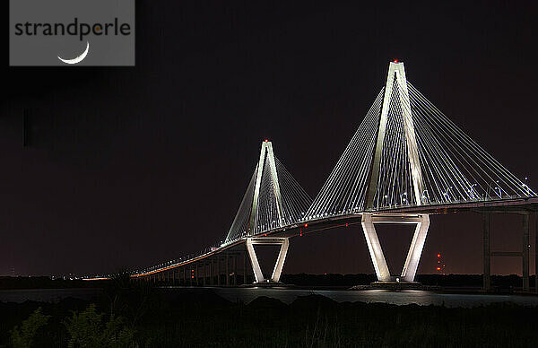 USA  South Carolina  Mount Pleasant  Arthur Ravenel Jr. Brücke beleuchtet bei Nacht