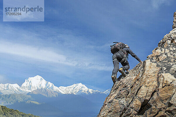 Frankreich  Haute Savoie  Chamonix  Mont Blanc  Mann klettert Felswand des Mont Blanc