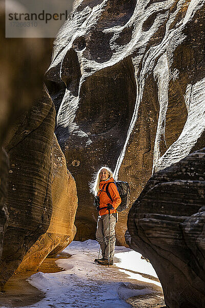 USA  Utah  Escalante  Frau wandert im Slot Canyon im Grand Staircase-Escalante National Monument