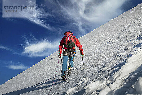 Schweiz  Kanton Bern  Jungfrau  Bergsteiger beim Aufstieg auf einen verschneiten Berg
