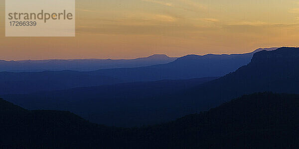 Landschaft mit Jamison Valley und Bergen im Blue Mountains National Park