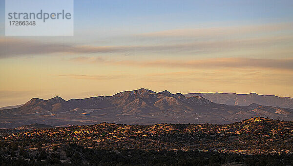 USA  New Mexico  Lamy  Galisteo Basin Preserve  Berglandschaft bei Sonnenaufgang
