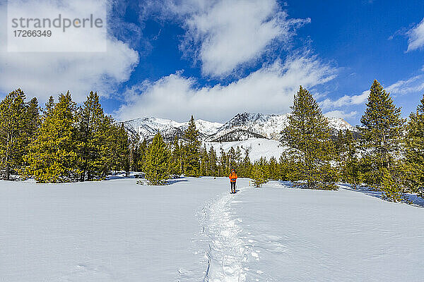 USA  Idaho  Sun Valley  Frau Schneeschuhwandern in den Bergen