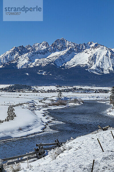 USA  Idaho  Stanley  Salmon River und Sawtooth Mountains im Winter