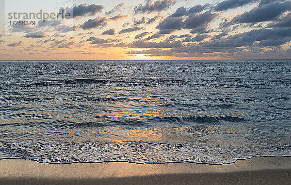 USA  Florida  Boca Raton  Meereswellen bei Sonnenaufgang