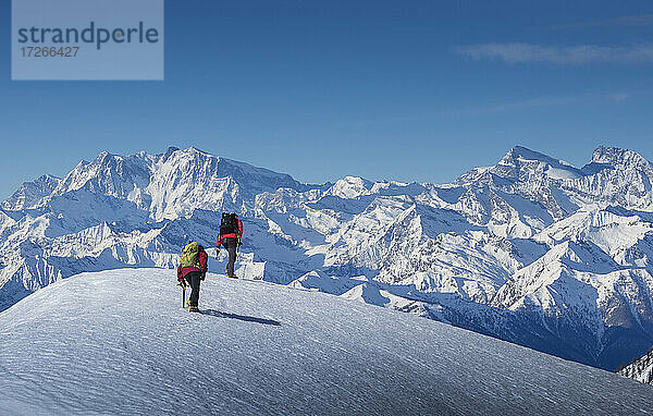 Frankreich  Haute Savoie  Chamonix  Bergsteiger beim Aufstieg auf einen verschneiten Hang im Gebiet des Mont Blanc