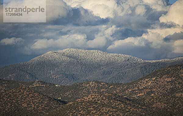 USA  New Mexico  Santa Fe  Bewölkter Himmel über Berglandschaft