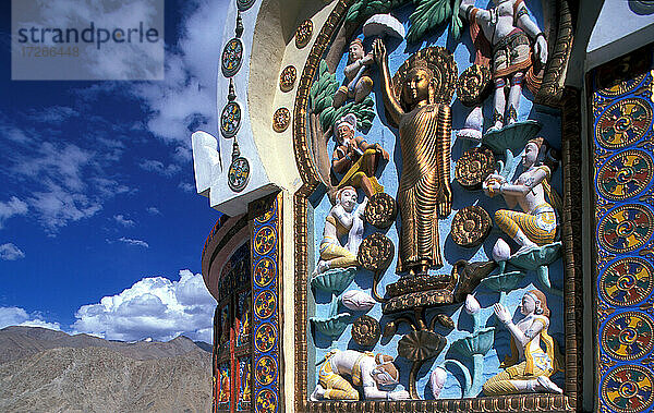 Indien  Ladakh  Bezirk Leh  Lamayuru  Buddha-Basrelief auf Stupa im buddhistischen Lamayuru-Kloster