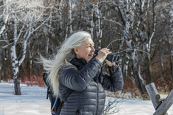 USA  Idaho  Bellevue  Ältere Frau benutzt Fernglas beim Wandern