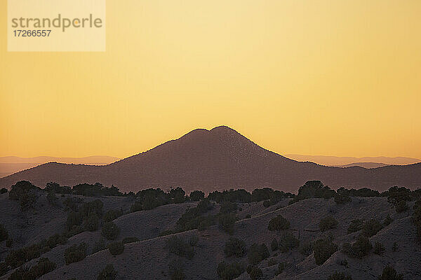 USA  New Mexico  Lamy  Galisteo Basin Preserve  Silhouette von Berg gegen Sonnenuntergang Himmel