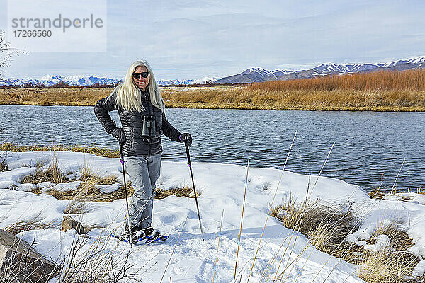 USA  Idaho  Bellevue  Seniorin beim Schneeschuhwandern im Silver Creek Preserve