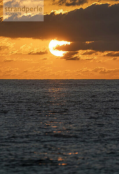 USA  Florida  Boca Raton  Sonne geht über dem Meer auf