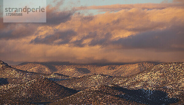 USA  New Mexico  Santa Fe  Bunte Wolken bei Sonnenuntergang über Sangre de Cristo Mountains
