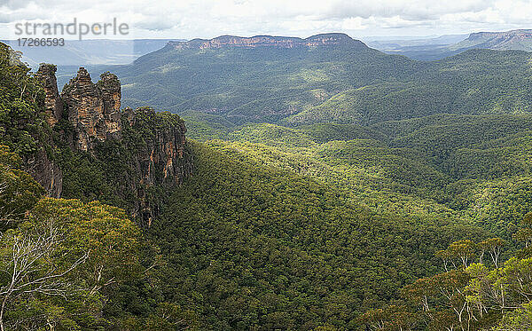 Australien  New South Wales  Three Sisters Felsformation mit Mount Solitary und Jamison Valley im Blue Mountains National Park vom Echo Point Lookout aus gesehen