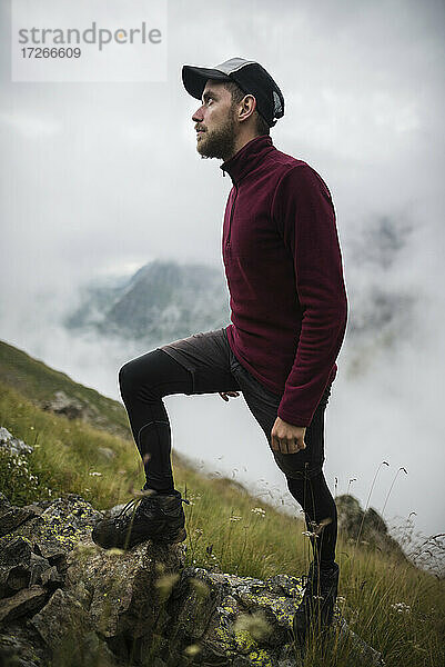 Schweiz  Appenzell  Junger Mann beim Wandern in den Schweizer Alpen