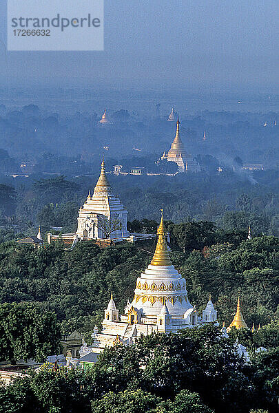 Myanmar  Bagan  Mandalay Division  Luftaufnahme von buddhistischen Stupas