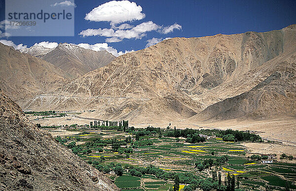 Indien  Ladakh  Leh District  Nubra Valley  Berglandschaft im Himalaya vom buddhistischen Lamayuru-Kloster im Tal aus gesehen