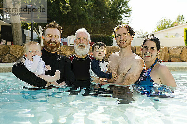 Porträt einer Familie mit Jungen (12-17 Monate  2-3) im Schwimmbad