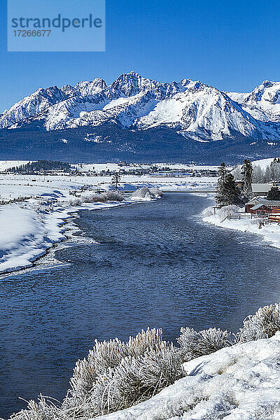 USA  Idaho  Stanley  Salmon River und Sawtooth Mountains im Winter