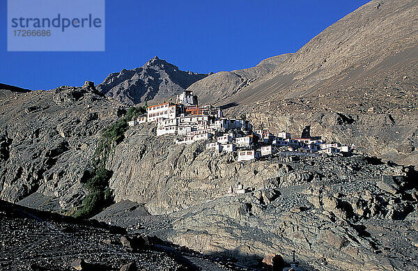 Indien  Ladakh  Bezirk Leh  Lamayuru  Landschaft mit buddhistischem Lamayuru-Kloster im Himalaya