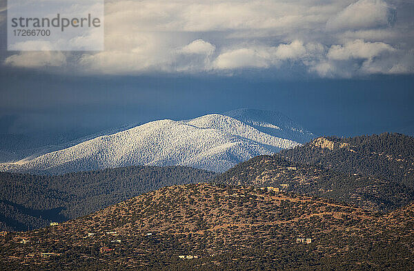 USA  New Mexico  Santa Fe  Bewölkter Himmel über Berglandschaft