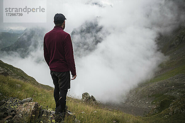 Schweiz  Appenzell  Mann wandert in Schweizer Alpen